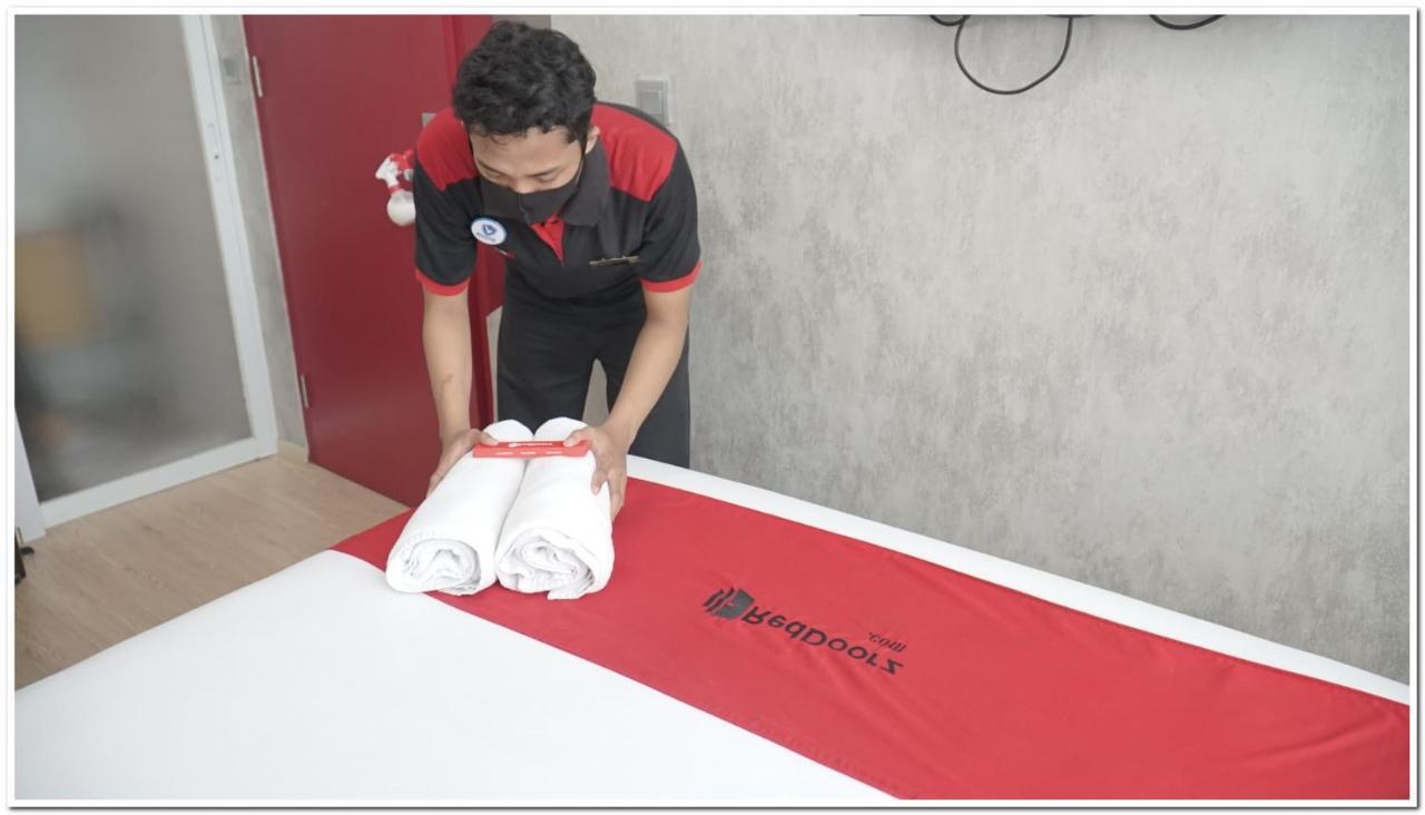 Reddoorz Plus @ Purwosari Solo Exteriör bild
